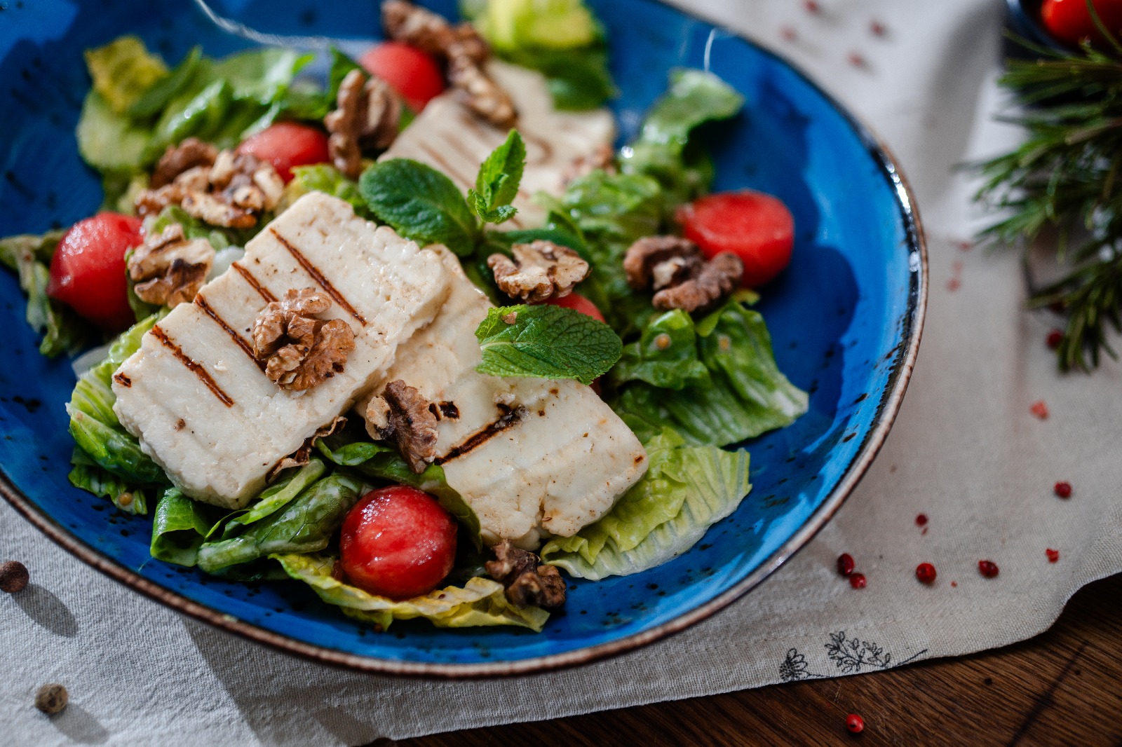 Lekka sałatka z serem halloumi, warzywami i dressingiem – letnie menu w Rogatej, Poznań