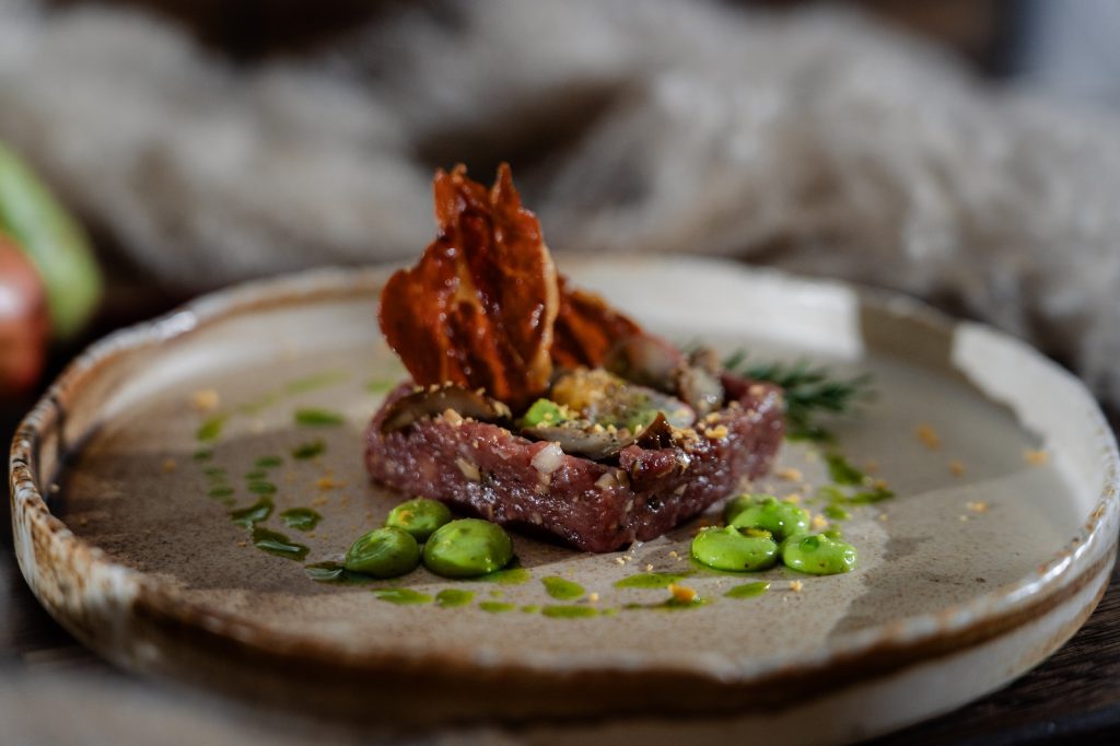 Tatar z gęsiny pod dymem z bułeczkami w Restauracji Rogata