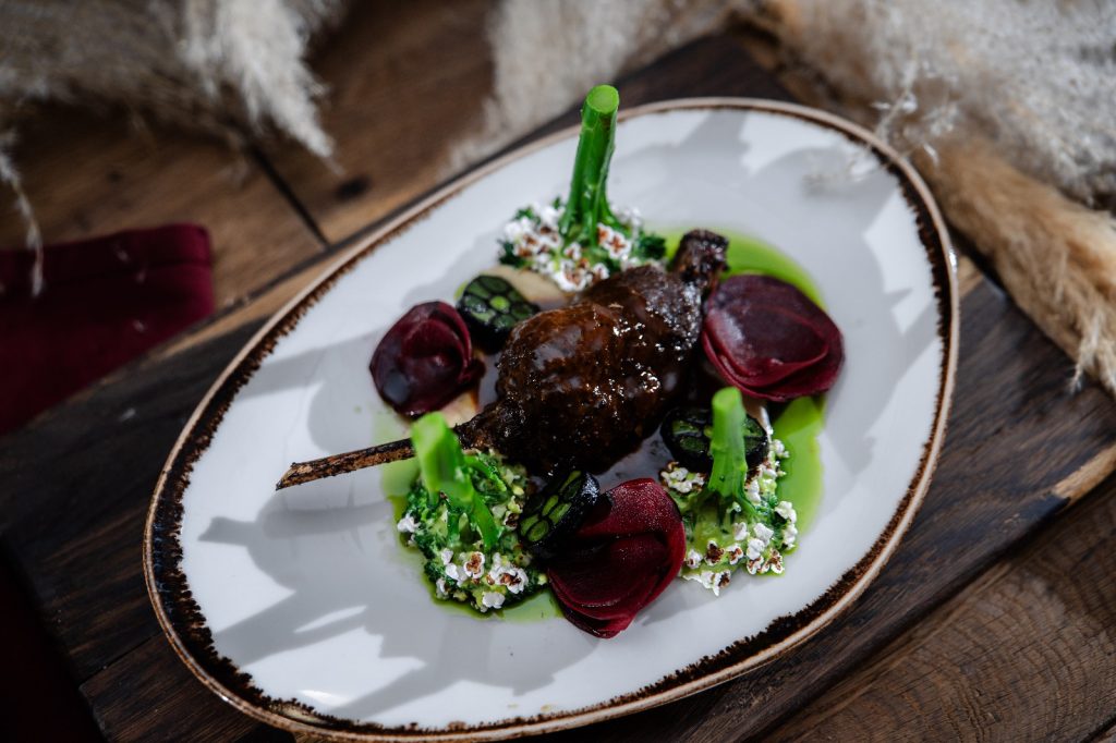 Konfitowane udko z gęsi z purée i sosem demi-glace w Restauracji Rogata