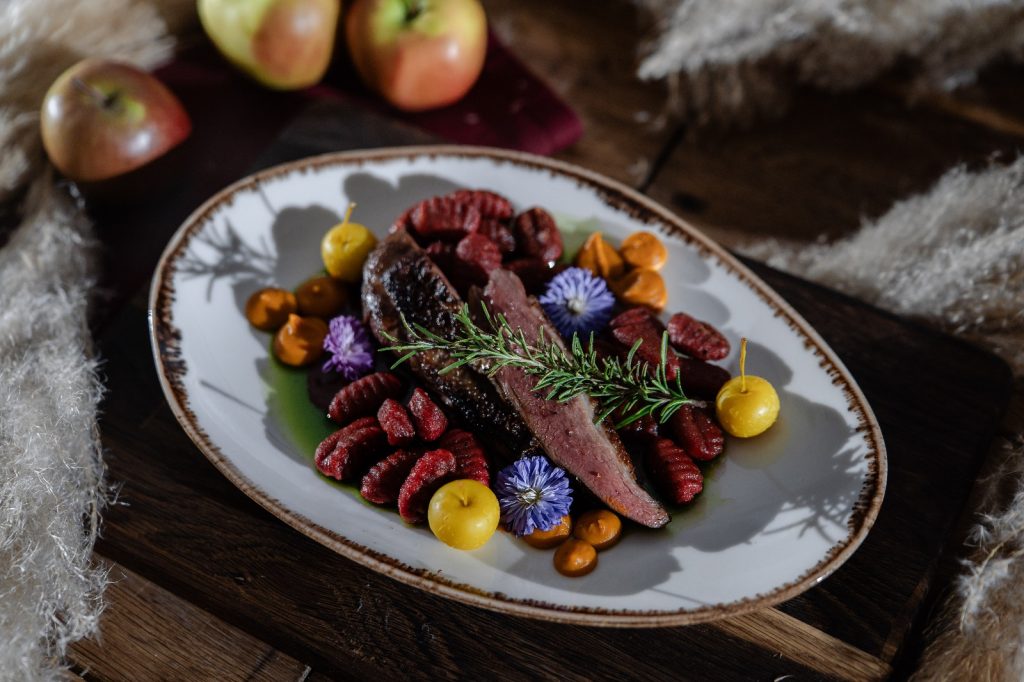 Pierś z gęsi sous vide z purée dyniowym i gnocchi buraczanym