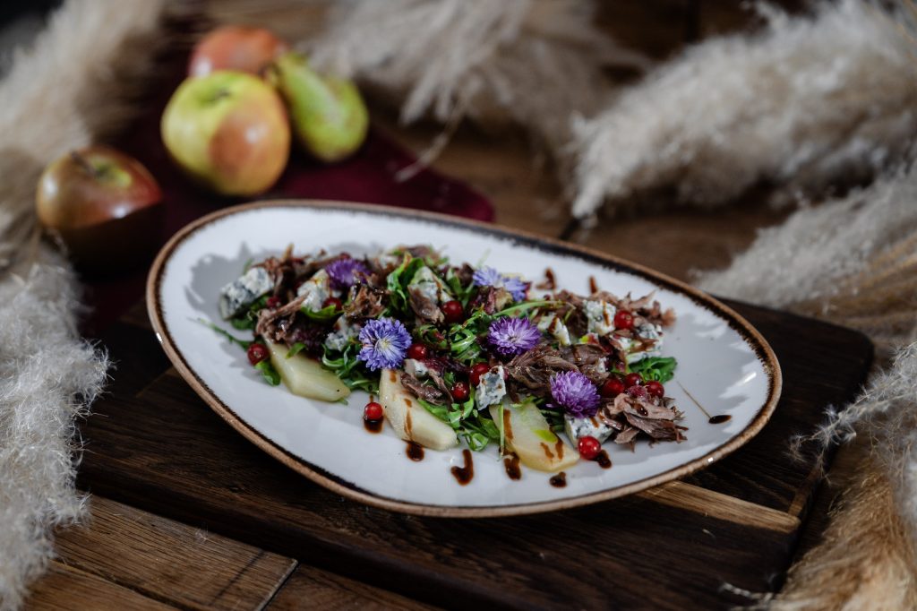 Sałatka z gęsiną, gruszką i sosem żurawinowym w Restauracji Rogata