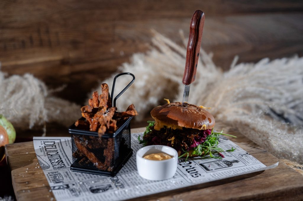 Burger z gęsiną i frytkami z batatów w Restauracji Rogata