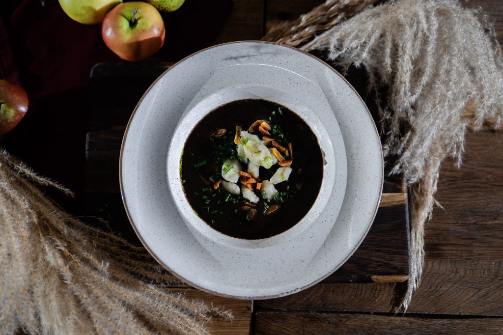 Czernina z gęsi z kluskami ziemniaczanymi w Restauracji Rogata