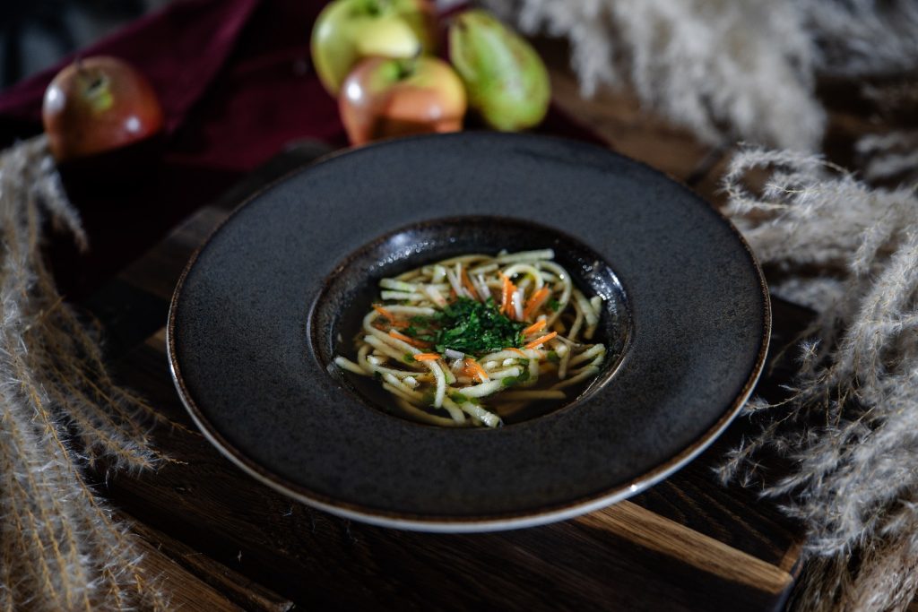 Rosół z gęsi z domowym makaronem w Restauracji Rogata