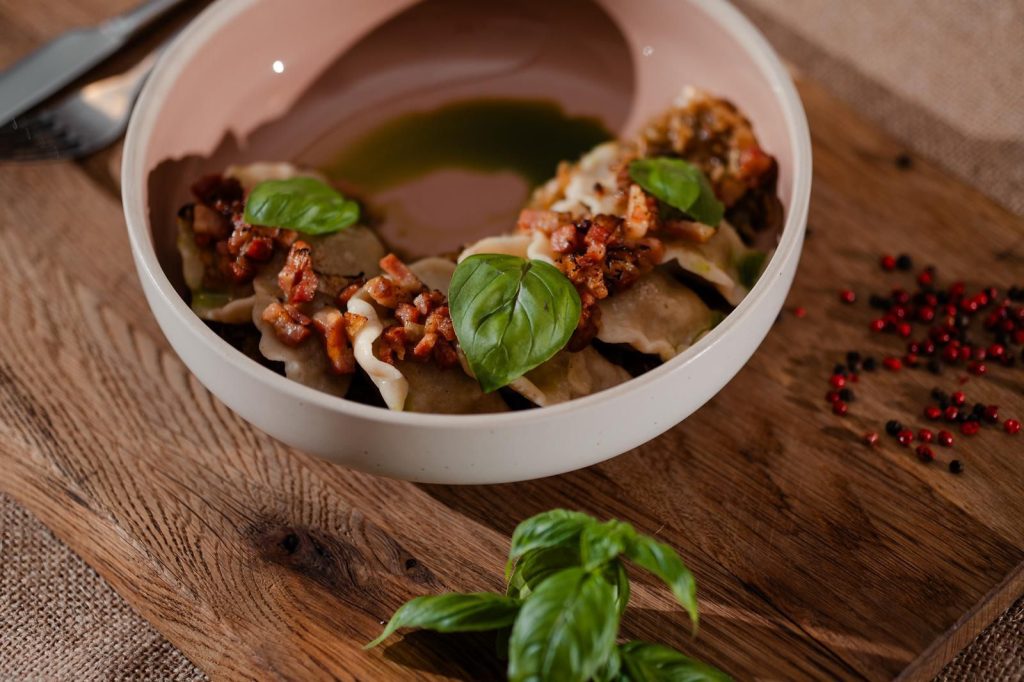 Smażone pierogi z gęsiną i kapustą zasmażaną w Restauracji Rogata