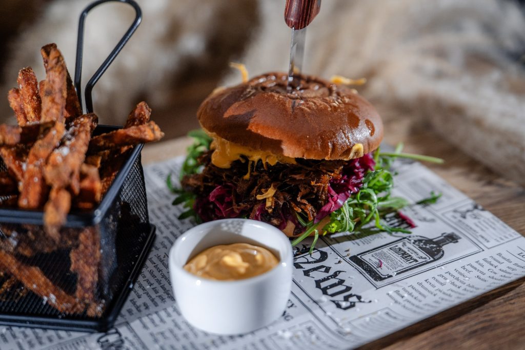 Burger z gęsiną i frytkami z batatów w Restauracji Rogata